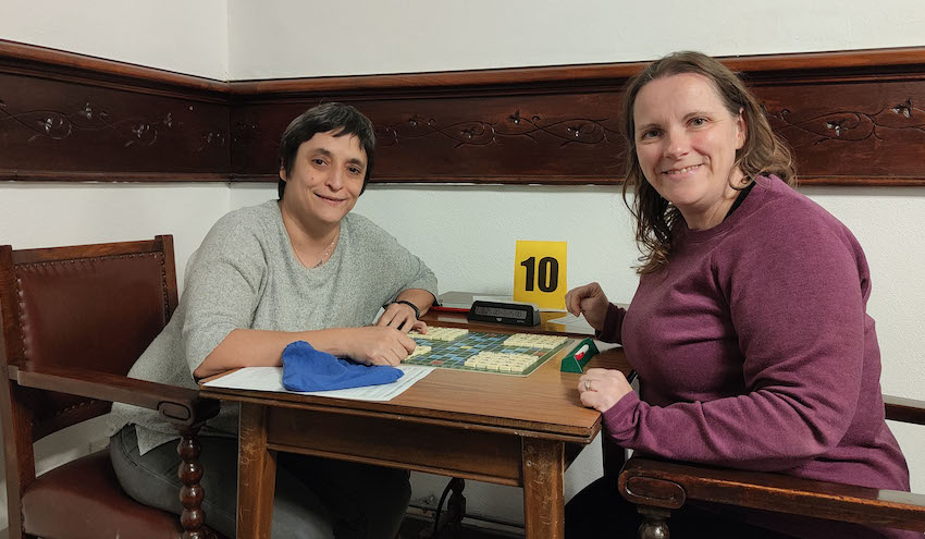 Ester i Anna al campionat de Scrabble de Vilafranca